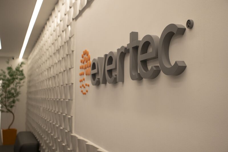Evertec assina acordo para adquirir participação majoritária da BBChain